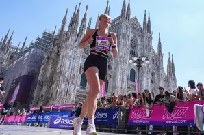 Woman running marathon in front of Duomo di Milano