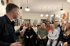 Comedian performs stand-up set to Kent pub. 