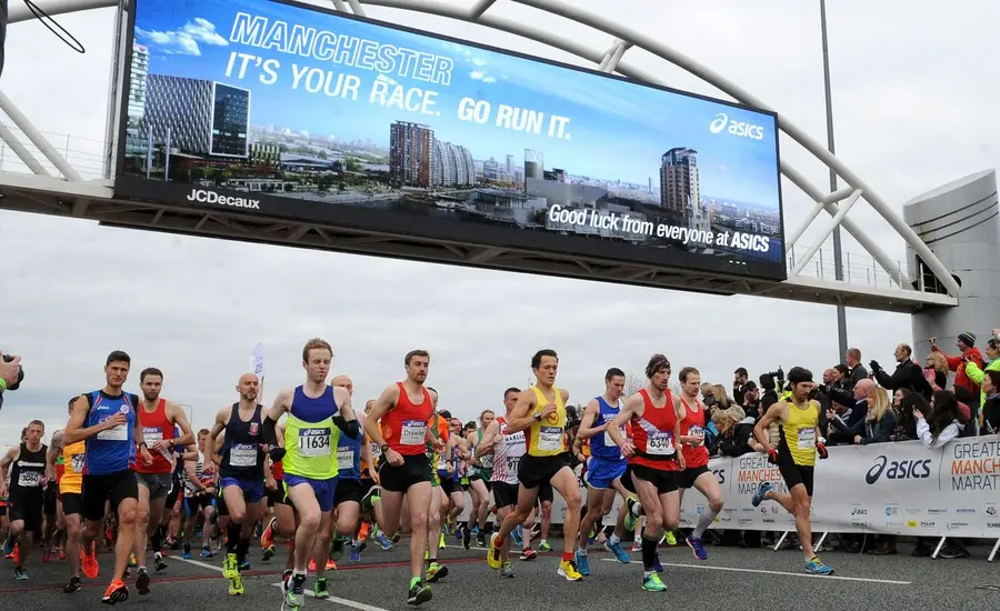 runners at start line of Manchester Marathon