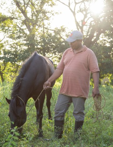 Man leads horse in Nicaragua