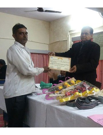 Dr Ajay Sinha Chief Veterinary Officer at the Government of India, presenting certificates to farriers in Agra Presenting farriers with certificates