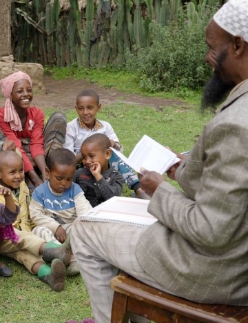 Wako teaching children horse welfare